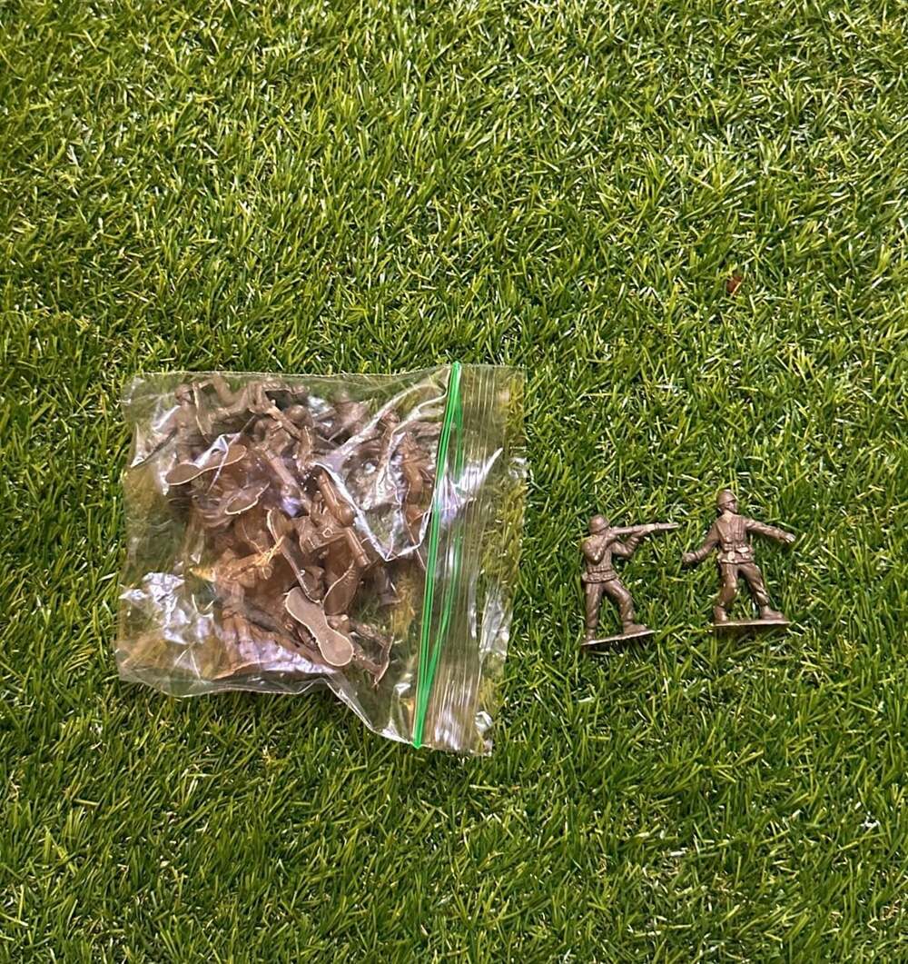 Vintage 1990s Plastic Toy Army Men.  21 TOTAL